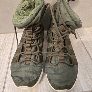 Nike ROSHE ONE High Sneakers Green Fur Boots Women’s 9 Snow Hiking 615968-301